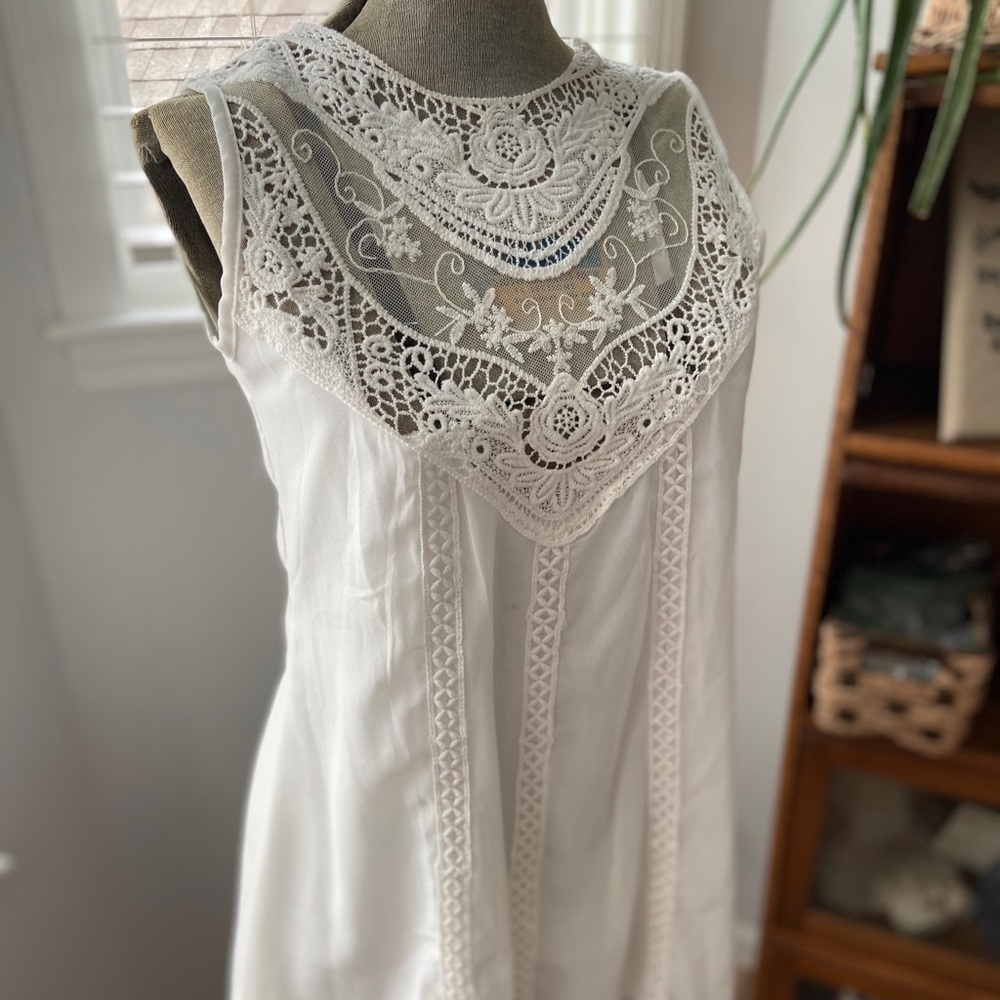 NWT Lovely Off White Embroidered Sleeveless Top M - Picture 16 of 16
